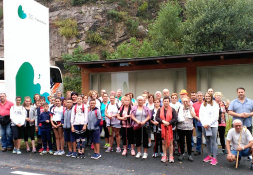 Unha excursión municipal leva máis de cincuenta persoas a coñecer as Fragas do Eume e a practicar sendeirismo